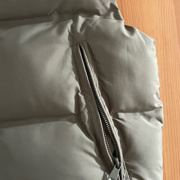 Zara Women’s Olive Green Puffer Vest - Picture 2 of 3